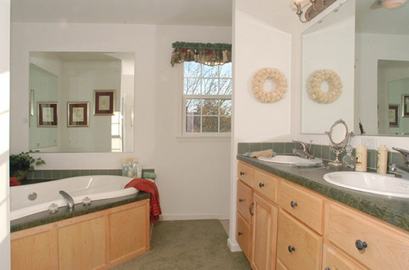 Patriot Home Sales - Model: HR108-A Sample Home Pennwest Oakland Sample Home # 1  Ranch Style Modular Home - Master Bathroom Photo