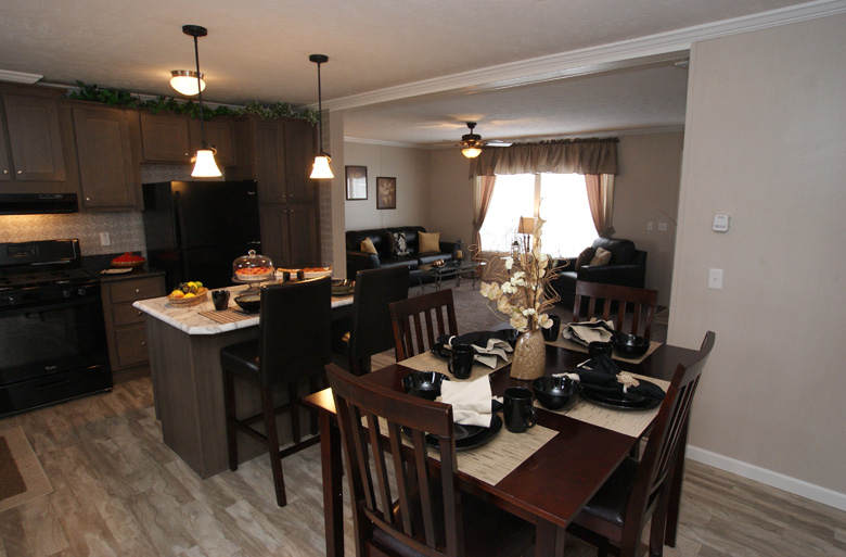 18 - Eagle River Greystone 48J1010 Dining Area And Kitchen