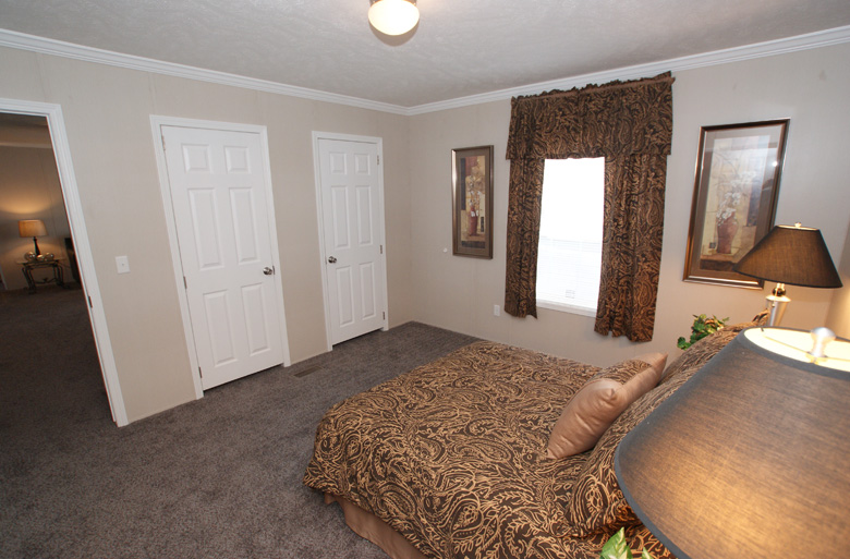 22 - Eagle River Greystone 48J1010 Master Bedroom