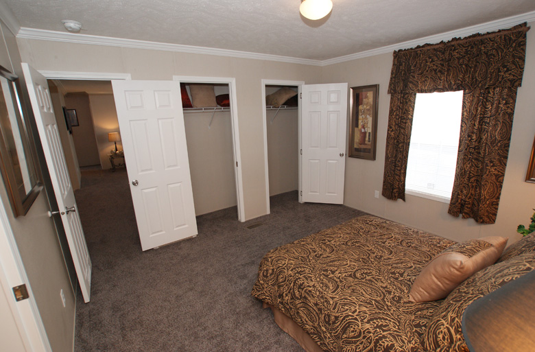 23 - Eagle River Greystone 48J1010 Master Bedroom