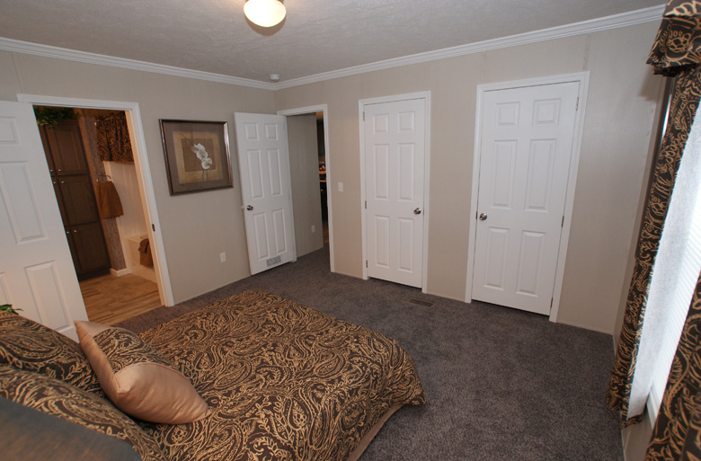 24 - Eagle River Greystone 48J1010 Master Bedroom