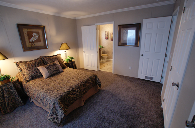 25 - Eagle River Greystone 48J1010 Master Bedroom