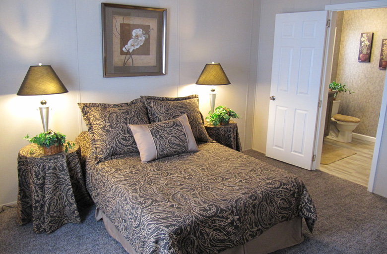 27 - Eagle River Greystone 48J1010 Master Bedroom