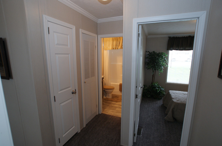 40 - Eagle River Greystone 48J1010 Hallway Into Bathroom # 2